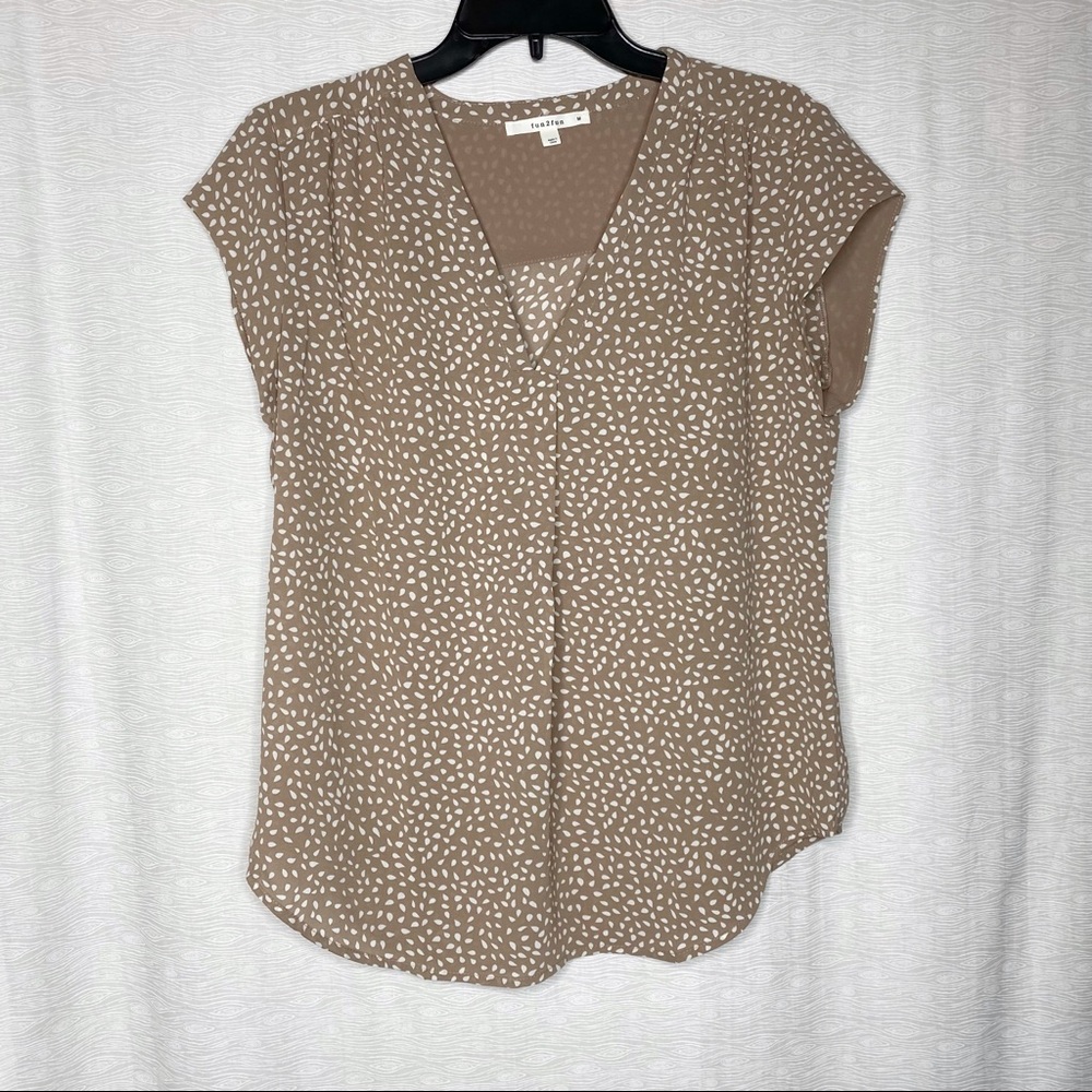 FUN2FUN | Light brown and white v-neck pleat front work casual top | Size M